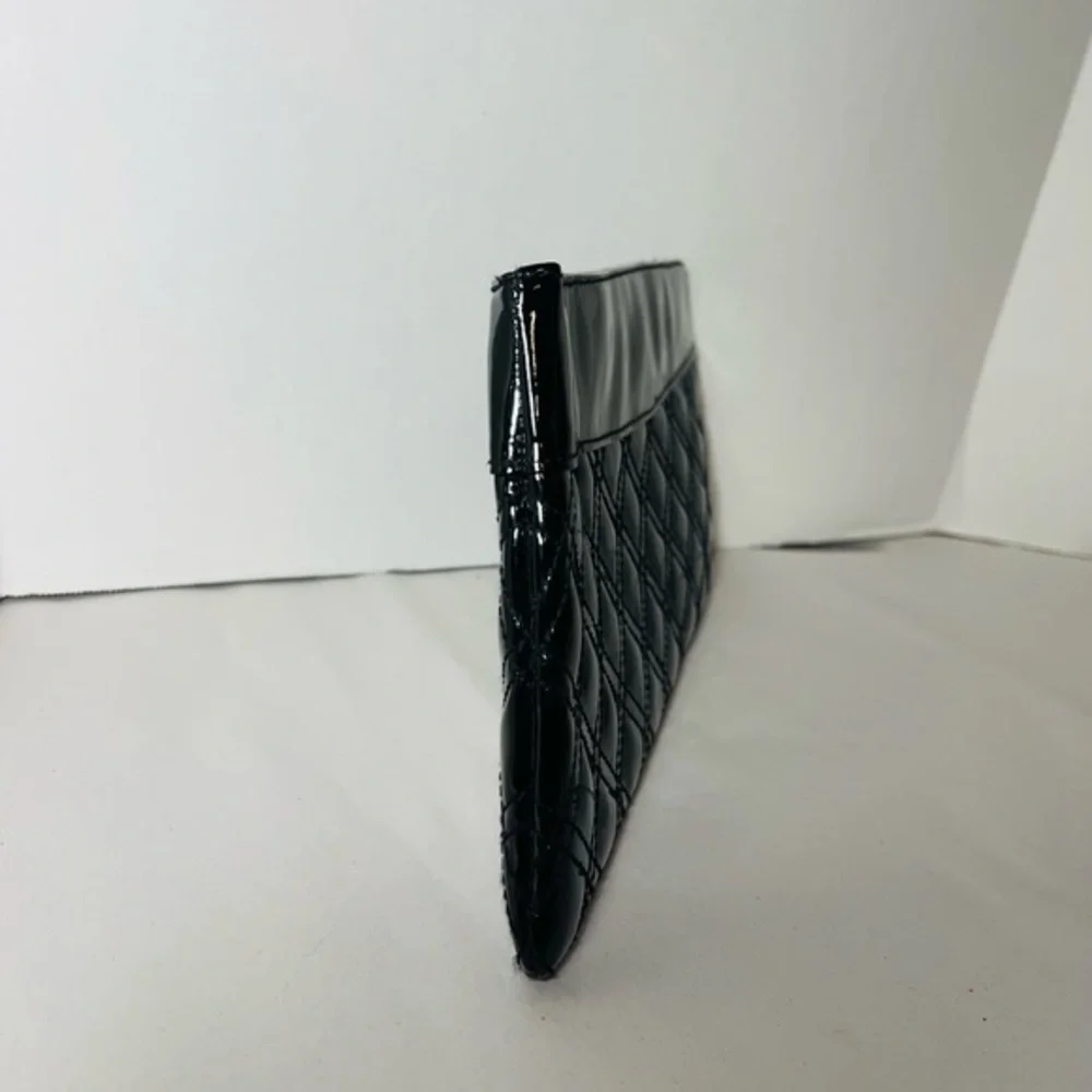 Murval snap closure clutch